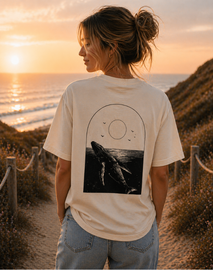 Minimalistisches Ocean T-Shirt – Wal Rückenprint, SUSTAIN Brustlogo, Unisex Streetwear Shirt, Geschenk für Meeresliebhaber